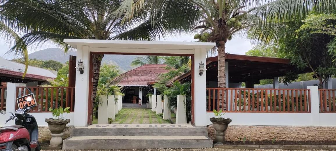 Mama Nings Beach Hotel Sekongkang Exteriör bild