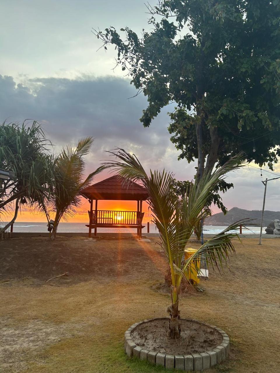 Mama Nings Beach Hotel Sekongkang Exteriör bild