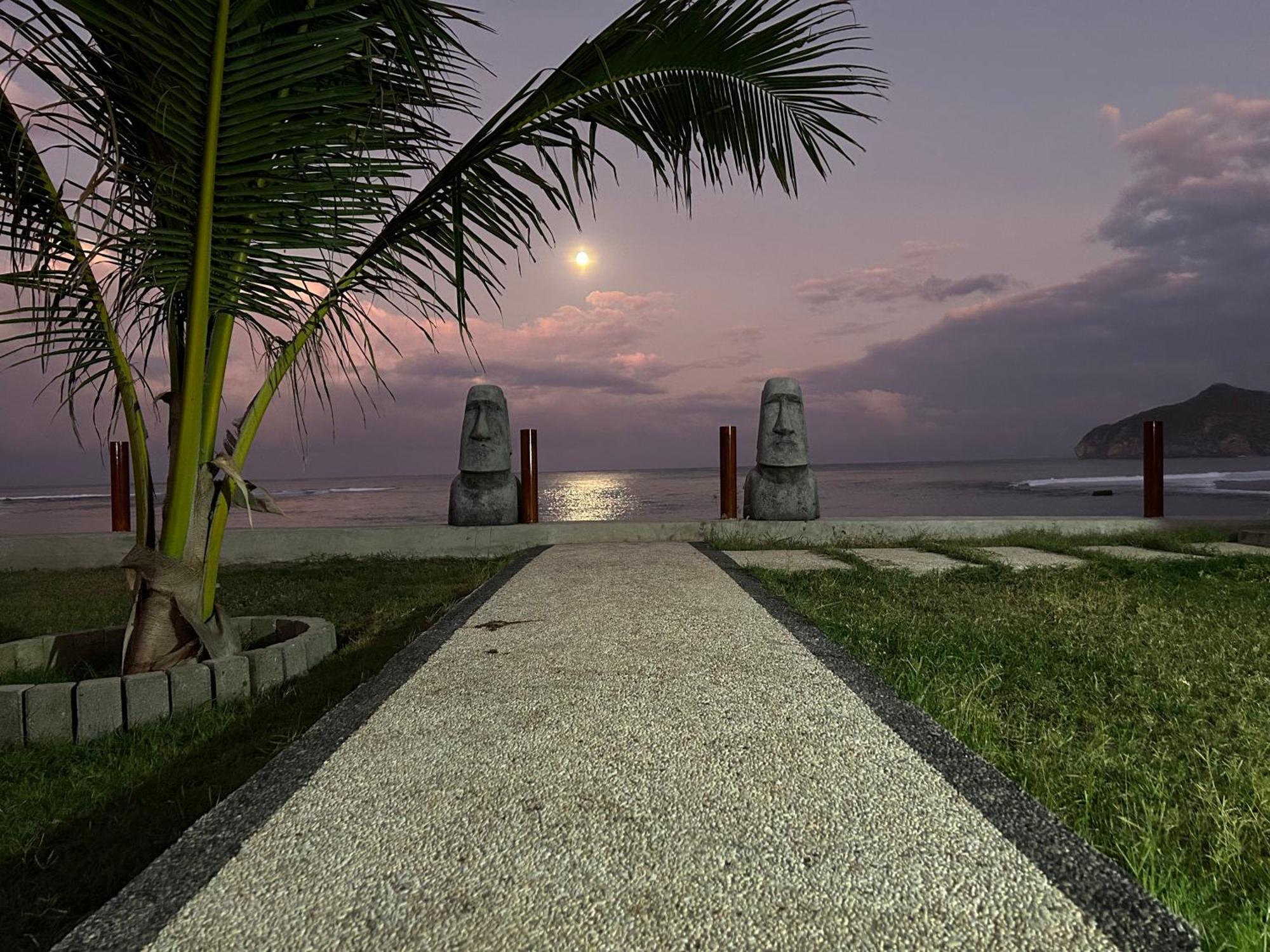 Mama Nings Beach Hotel Sekongkang Exteriör bild