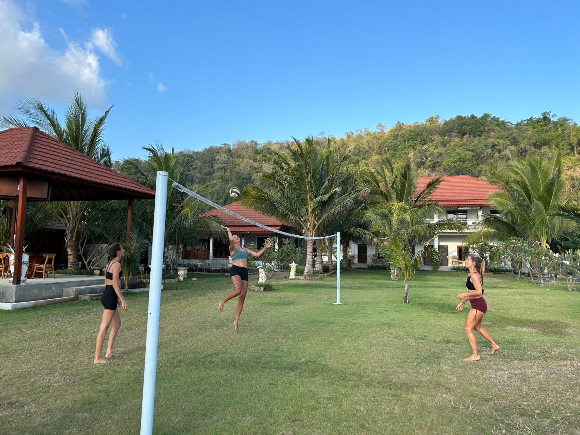 Mama Nings Beach Hotel Sekongkang Exteriör bild