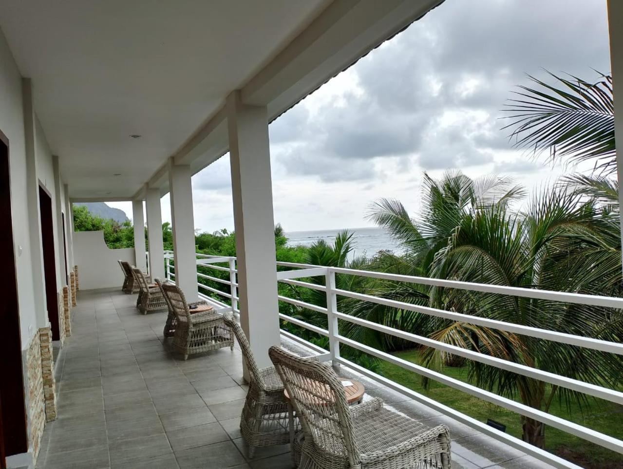 Mama Nings Beach Hotel Sekongkang Exteriör bild