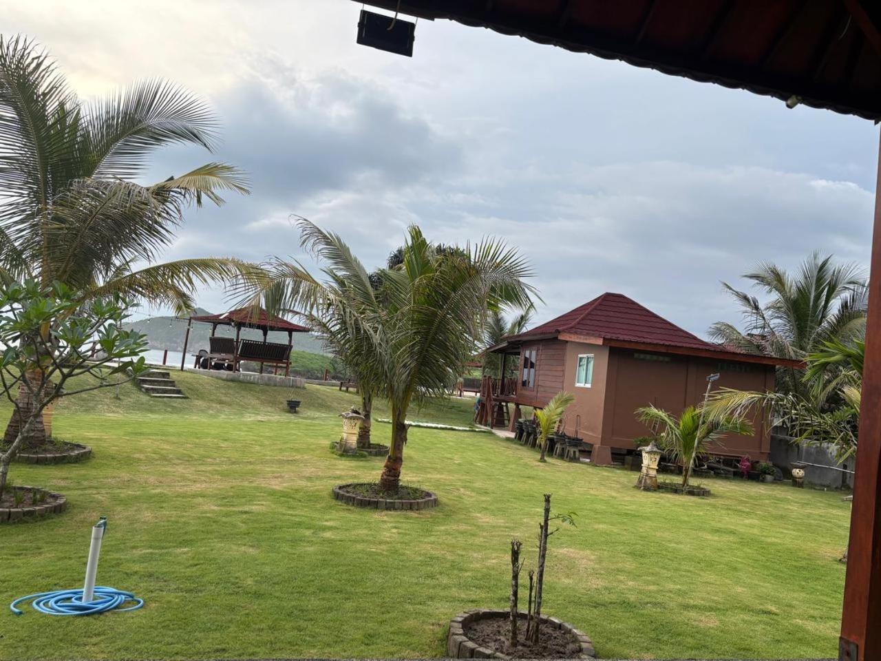 Mama Nings Beach Hotel Sekongkang Exteriör bild