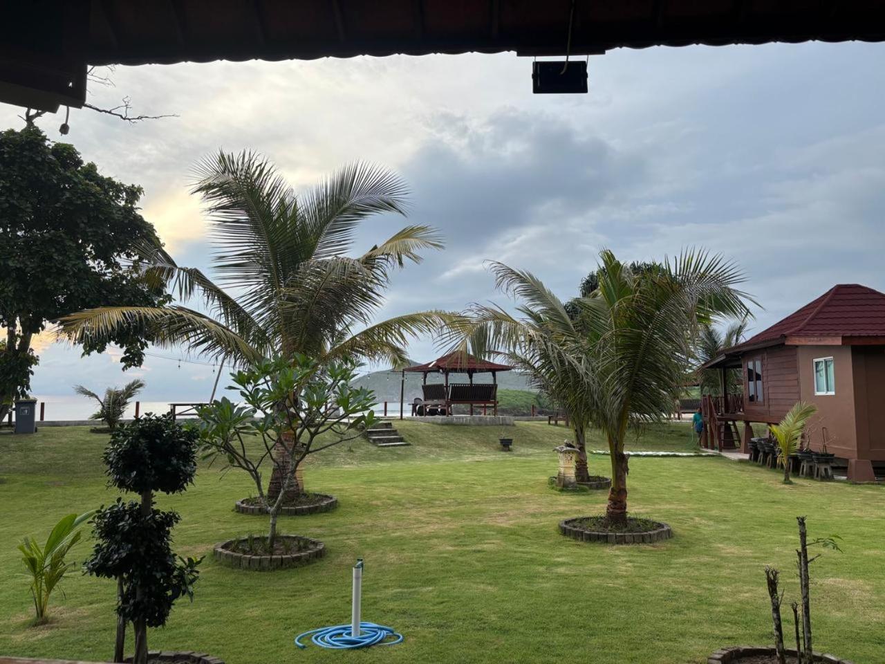 Mama Nings Beach Hotel Sekongkang Exteriör bild
